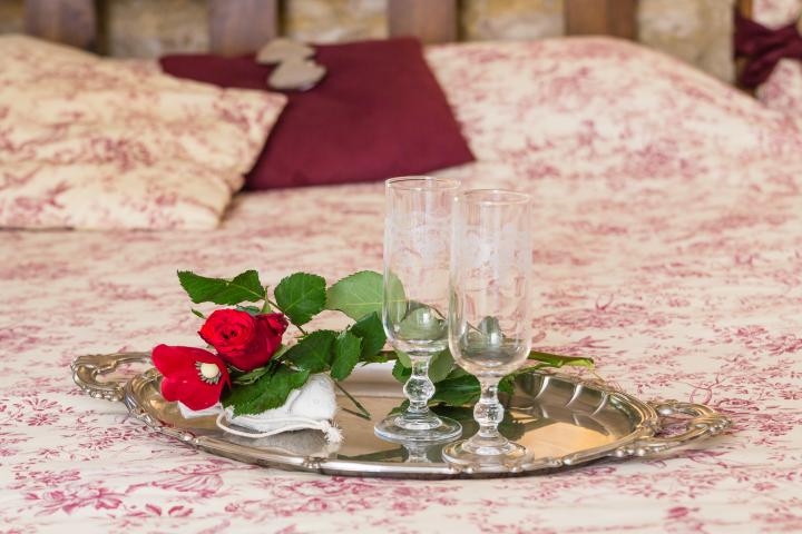 chambre avec un grand lit