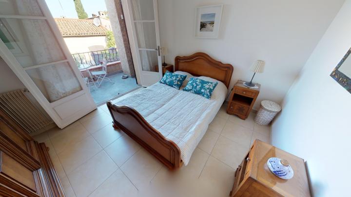chambre avec un grand lit