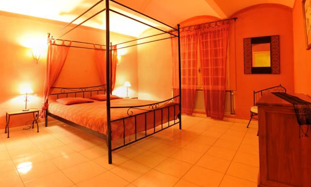 chambre avec un grand lit