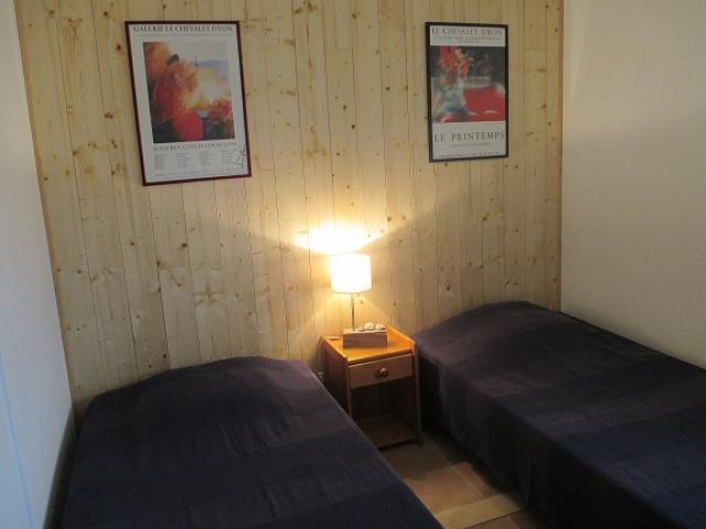chambre avec un grand lit