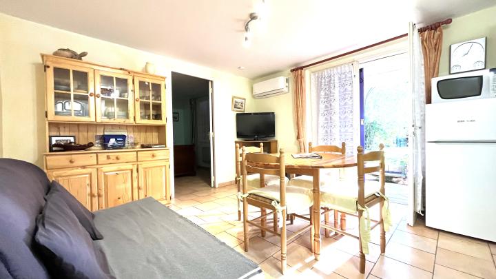 chambre avec un grand lit