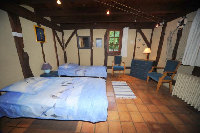 chambre avec un grand lit