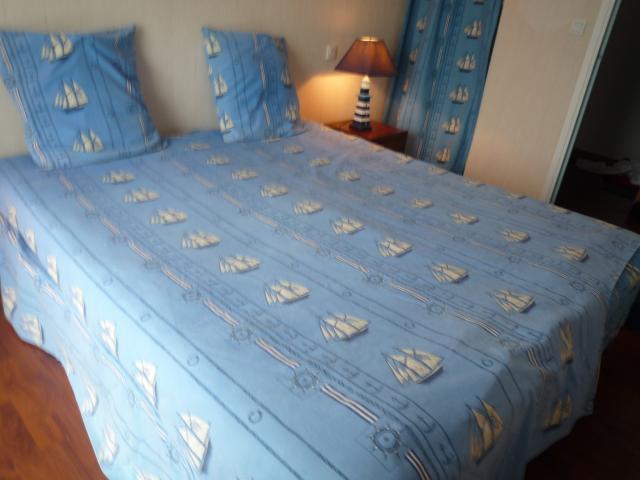 chambre avec un grand lit