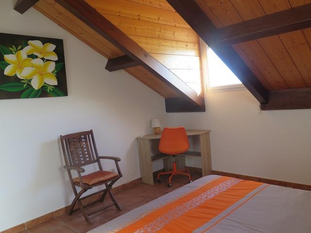 chambre avec un grand lit