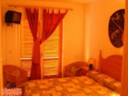 chambre avec un grand lit