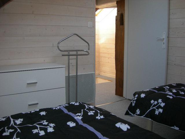 chambre avec un grand lit