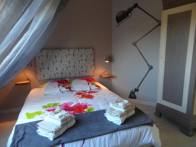 chambre avec un grand lit